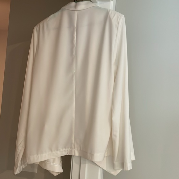 Women’s Blazer - Picture 2 of 3